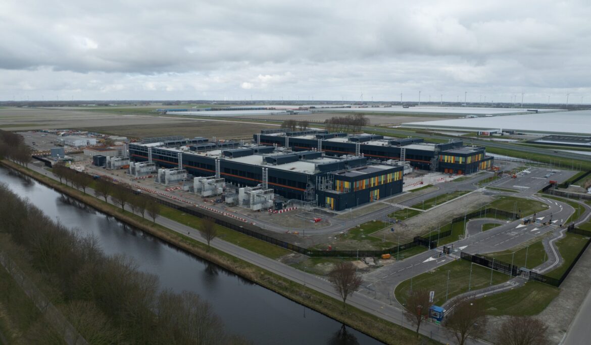 Balancing Redundancy with Sustainability to be Both Resilient and Efficient